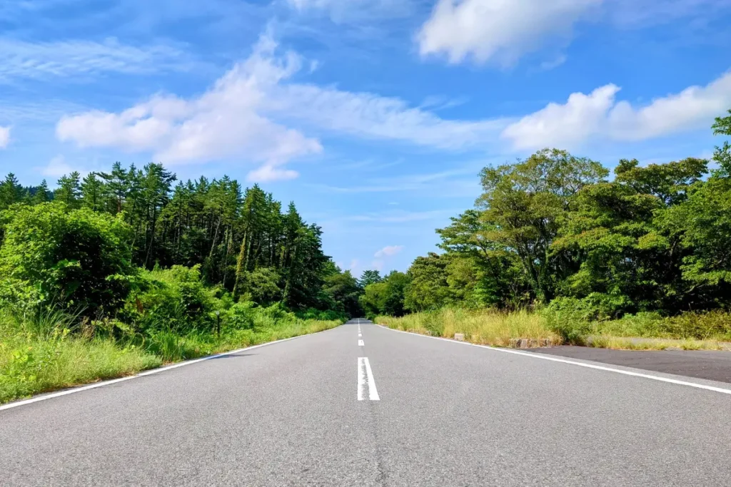 青い空と真っ直ぐな道