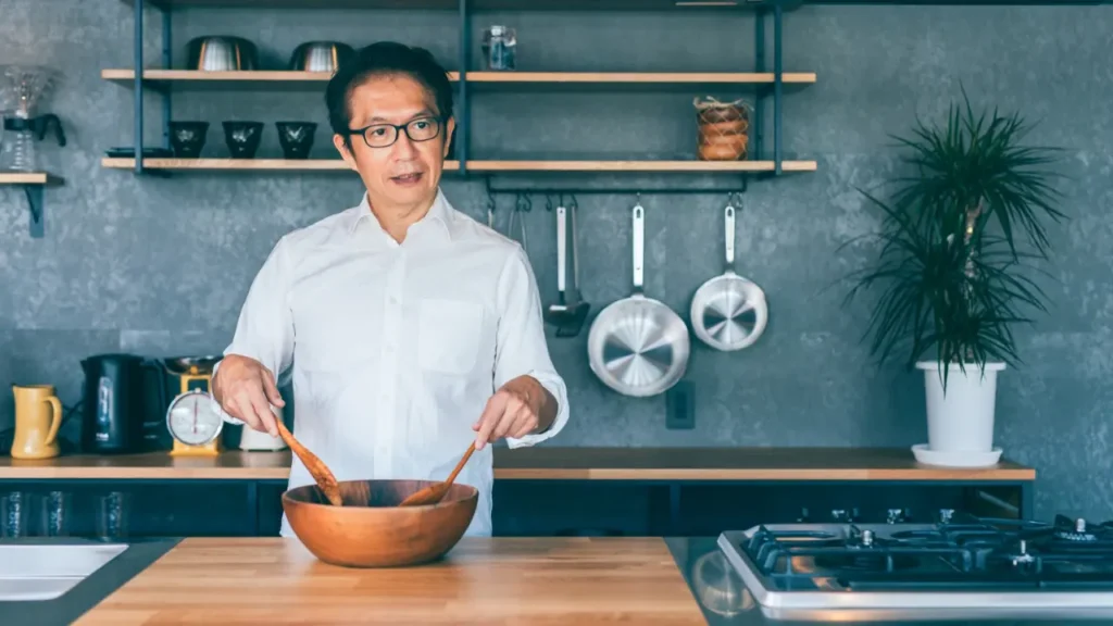 料理をする中年男性